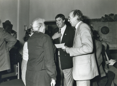 823457 Afbeelding van oud-judokampioen Anton Geesink in het Stadhuis (Stadhuisbrug) te Utrecht, met burgemeester mevr. ...